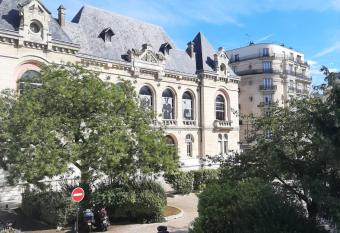 la studette du th    tre allows 18 year olds to book a room