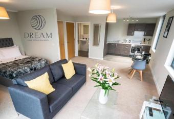 Dream Luxury Serviced Apartments Manchester has Balcony rooms