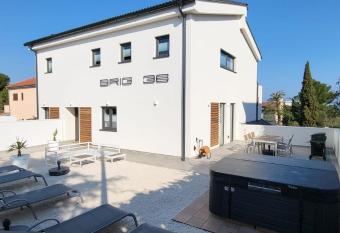 Villa Brig 36 has Balcony rooms