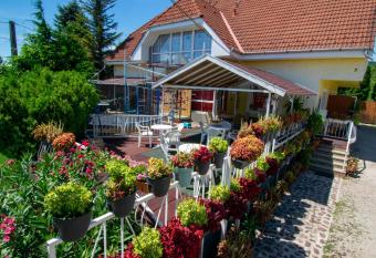   rpi-Ria Balatonf  red - Genius kedvezm  ny, OTP, K&H, MBH-MKB Sz  p K  rtya fizet  si lehet  s  g has Balcony rooms