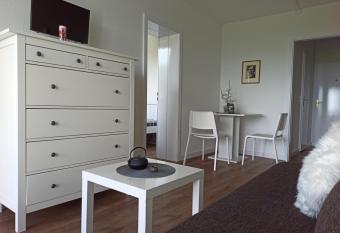 Fr  ulein Paula - Steinhude allows 18 year olds to book a room