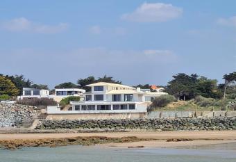 Magnificent Villa with sea view - Br  tignolles sur Mer allows 18 year olds to book a room