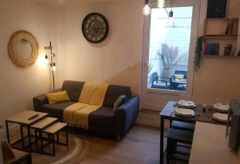 Le Petit Poitevin -hyper centre - Wi-Fi- Netflix gratuit has Balcony rooms