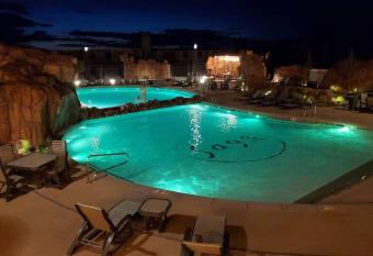 Tunnel Arch Hideaway at Sage Creek with Heated Pool has rooms with a private hot tub