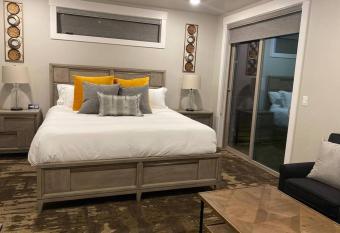 Courthouse Towers Haven at Sage Creek with Heated Pool has rooms with a private hot tub