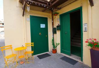Roma al mare! Le Comete del Borghetto allows 18 year olds to book a room