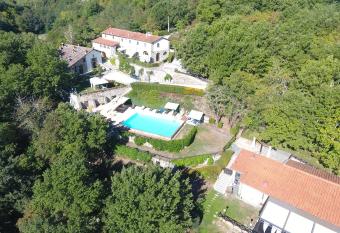 Casa Vacanze Borgo la Fratta has Balcony rooms