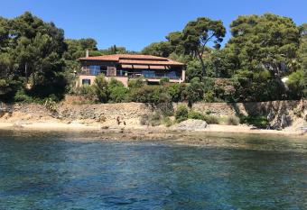Villa Niel - acc  s direct mer et piscine chauff  e has Balcony rooms