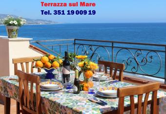 Terrazza sul Mare has Balcony rooms