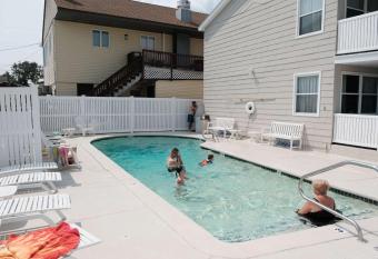 The Gull Oceanfront Motel & Cottages has Balcony rooms