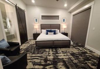 Fisher Towers' Hiatus at Sage Creek with Heated Pool has rooms with a private hot tub