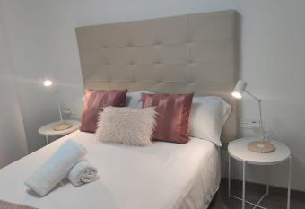 Casa Gascona con parking, wifi y netflix gratis!! By DeLabra Apartments allows 18 year olds to book a room