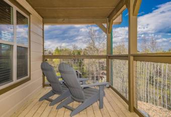 Shelter Me - 5 Miles to Dollywood , Hot Tub, Wi-Fi, Game Room has rooms with a private hot tub