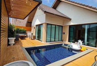 Exotic Pool Villa Pattaya has Balcony rooms