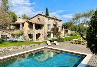 L Effront  e allows 18 year olds to book a room