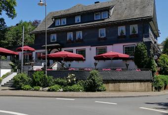 Land-gut-Hotel Restaurant zur Br  cke has Balcony rooms