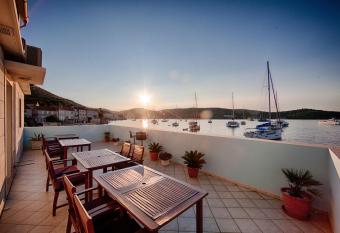 Nautic Studio A2 allows 18 year olds to book a room