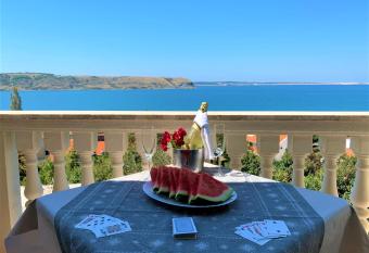 Apartments 4Mios allows 18 year olds to book a room