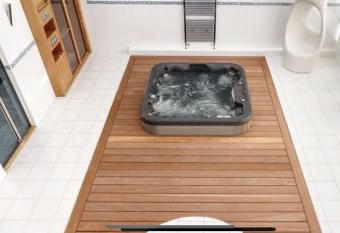 Private Spa, Steam room, Sauna, Large hot tub and Gym in this Stunning 3 Bedroom Apartment has rooms with a private hot tub