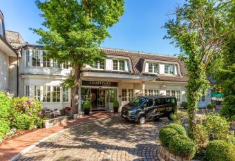 Courtyard by Marriott Hamburg Airport allows 18 year olds to book a room