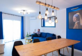 La chica de la perla has Balcony rooms