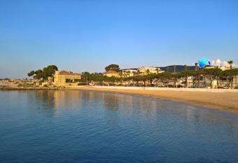 Logement climatis   avec jardin et parking pour 2 personnes en bord de plage allows 18 year olds to book a room