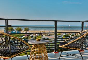 H  tel & Spa FACE    LA MER has Balcony rooms