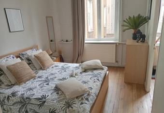 Nancy Gare 3 min    pied avec Parking allows 18 year olds to book a room