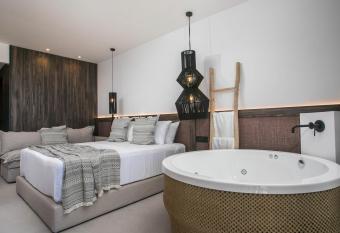 Vanik Suites allows 18 year olds to book a room