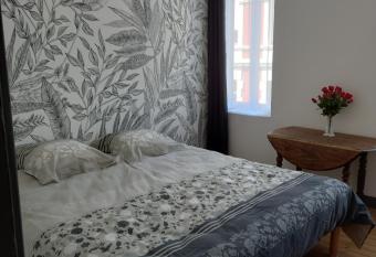 la chambre d Amis allows 18 year olds to book a room