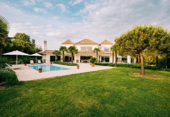 VILLA MONTANA has Balcony rooms