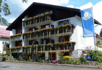 Hotel Restaurant Amadeus allows 18 year olds to book a room