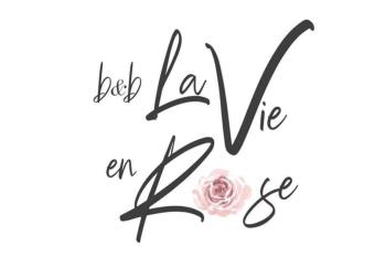 La Vie En Rose has Balcony rooms