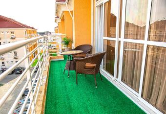 Luxury 2 bedroom apartment with an in-house cinema-The Double H- Clarita allows 18 year olds to book a room