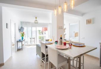 NEW fantastic location 2 Bed, 2 bath Apartment 150m from the beach, central Estepona has Balcony rooms