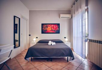 Travelershome 7Metri GuestHouse has Balcony rooms