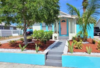 Lake Worth Beach Paradise Cove Cottage 2-1Bedroom allows 18 year olds to book a room