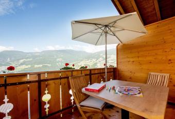 Haus Sonnegg Familiensuite has Balcony rooms