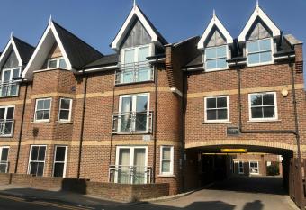 Central 2 Bed, 2 Bathrooms, Ground Floor Apartment with Parking has Balcony rooms