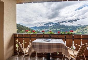 Haus Sonnegg Sonnenuntergang allows 18 year olds to book a room