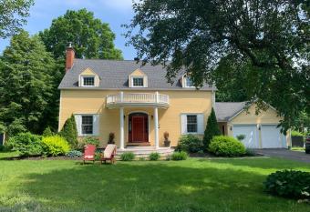 Manoir Alegria has Balcony rooms