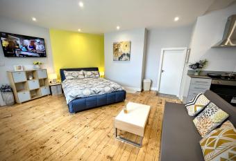 Albion Boutique Guest House has Balcony rooms