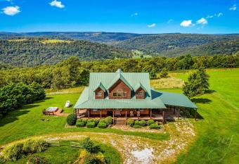 Lodge at OZK Ranch- Incredible mountaintop cabin with hot tub and views has rooms with a private hot tub