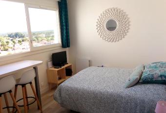 L  Albatros allows 18 year olds to book a room