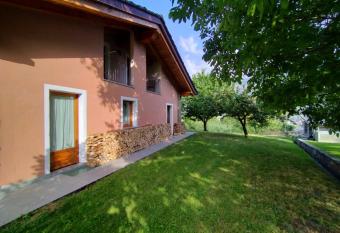 Caroline Maison et Jardin has Balcony rooms