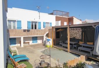 Une Aire de Famille 12    14 pers L Aiguillon sur mer has Balcony rooms