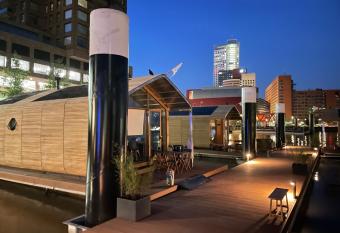 Wikkelboat Nr2 at Floating Rotterdam Rijnhaven has Balcony rooms