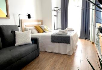 Barcelona COZY Apartment allows 18 year olds to book a room