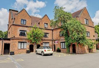 OYO Dovecote Hotel allows 18 year olds to book a room