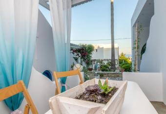 FOULI S HOUSE II has rooms with a private hot tub